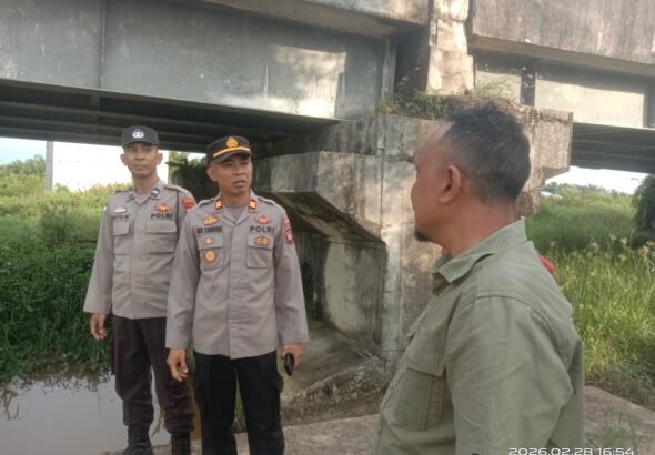 Camat Tebas, Suriawan, S.ST., M.T bersama Kapolsek Tebas, IPTU Eko Zaenudin, S.A.P., M.H meninjau langsung fenomena air keruh. FOTO: Nop06/portalbmi.id