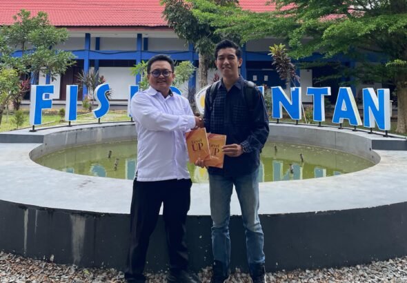 Firdaus.S.IP.M.Sos (Dosen Ilmu Politik) Dias Putra Rudy Hartono Anak Penulis Buku "Level Up". Di Taman Fisip Untan Jalan. Prof. Hadari Nawawi Pontianak Kota. FOTO: Firdaus06/portalbmi.id