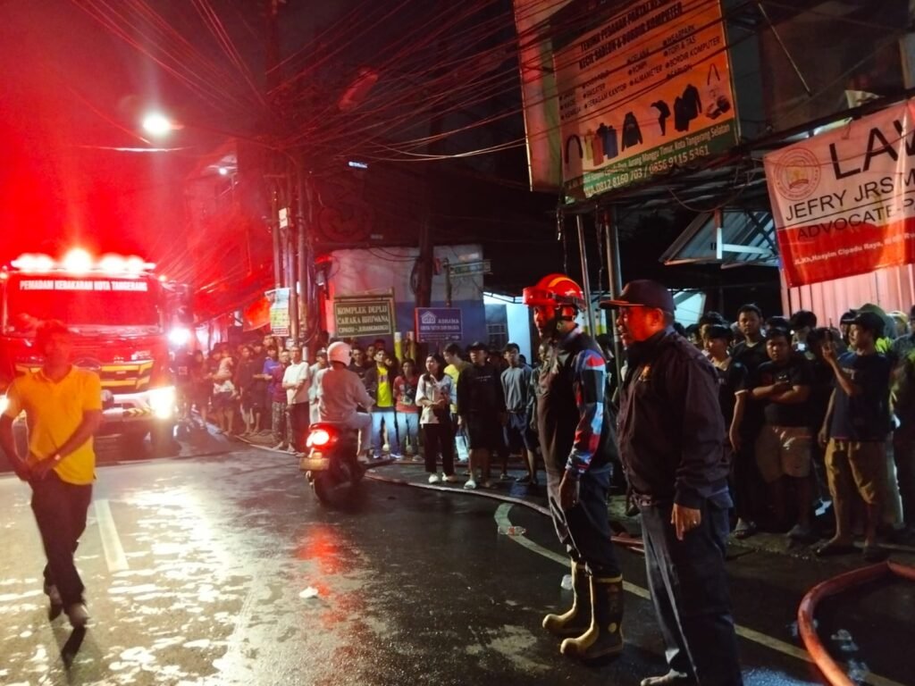 Kebakaran Hebat Hanguskan Gudang Tekstil di Pondok Aren, Kerugian Capai Rp7 Miliar