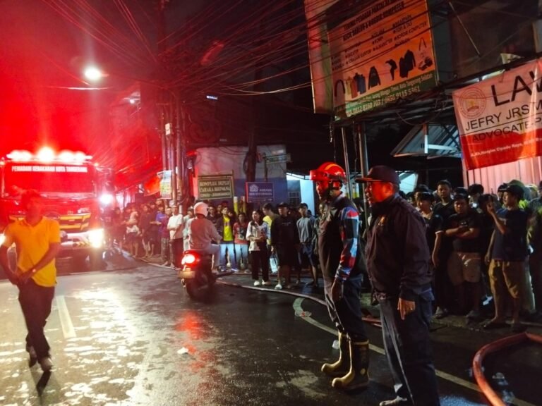 Kebakaran Hebat Hanguskan Gudang Tekstil di Pondok Aren, Kerugian Capai Rp7 Miliar