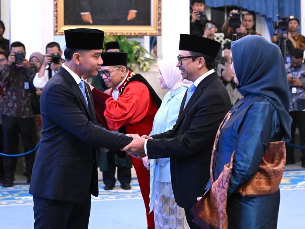 Wakil Presiden (Wapres) Gibran Rakabuming mendampingi Presiden Prabowo Subianto dalam acara pengucapan sumpah Hakim Konstitusi