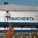 Tangki minyak di dekat kota Usinsk, 1500 kilometer (930 mil) timur laut Moskow, Russia. Foto: Dmitry Lovetsky/AP Photo