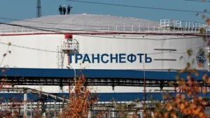 Tangki minyak di dekat kota Usinsk, 1500 kilometer (930 mil) timur laut Moskow, Russia. Foto: Dmitry Lovetsky/AP Photo