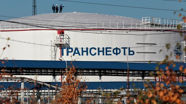 Tangki minyak di dekat kota Usinsk, 1500 kilometer (930 mil) timur laut Moskow, Russia. Foto: Dmitry Lovetsky/AP Photo