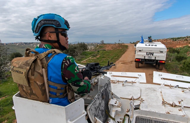 Pasukan penjaga perdamaian UNIFIL dari Indonesia sedang berpatroli di sepanjang Garis Biru di sekitar El Odeisse, Lebanon selatan. 16 Februari 2023. Pasqual Gorriz (UNIFIL) Foto: Pasqual Gorriz (UNIFIL