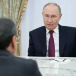 Presiden Rusia Vladimir Putin menghadiri pertemuan dengan Menteri Luar Negeri Iran Abbas Araqchi di Kremlin, Moskow, Rusia, Senin (23/6/2025). Foto: Sputnik/Alexander Kazakov/Pool via REUTERS