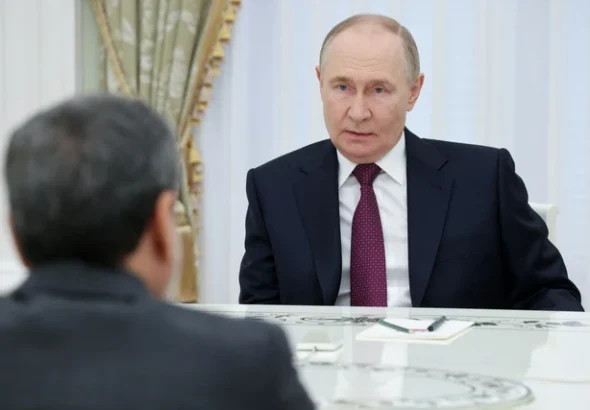 Presiden Rusia Vladimir Putin menghadiri pertemuan dengan Menteri Luar Negeri Iran Abbas Araqchi di Kremlin, Moskow, Rusia, Senin (23/6/2025). Foto: Sputnik/Alexander Kazakov/Pool via REUTERS