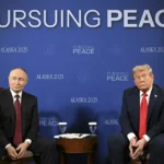 Presiden Amerika Serikat Donald Trump berbincang dengan Presiden Rusia Vladimir Putin saat melakukan pertemuan terkait KTT AS-Rusia di Pangkalan Gabungan Elmendorf-Richardson, Anchorage, Alaska, Jumat (15/8/2025). Foto: Sergey Bobylev/POOL/AFP