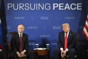 Presiden Amerika Serikat Donald Trump berbincang dengan Presiden Rusia Vladimir Putin saat melakukan pertemuan terkait KTT AS-Rusia di Pangkalan Gabungan Elmendorf-Richardson, Anchorage, Alaska, Jumat (15/8/2025). Foto: Sergey Bobylev/POOL/AFP