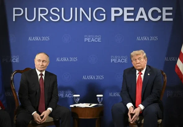 Presiden Amerika Serikat Donald Trump berbincang dengan Presiden Rusia Vladimir Putin saat melakukan pertemuan terkait KTT AS-Rusia di Pangkalan Gabungan Elmendorf-Richardson, Anchorage, Alaska, Jumat (15/8/2025). Foto: Sergey Bobylev/POOL/AFP