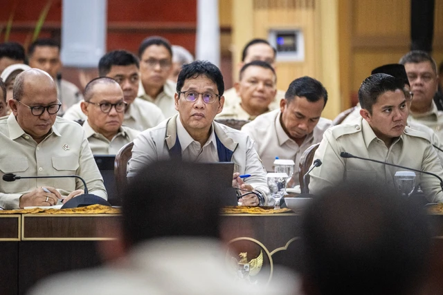 Seskab Teddy Indra Wijaya bersama Menkeu Purbaya Yudhi Sadewa dan Kepala BGN Dadan Hindayana mengikuti arahan Presiden Prabowo  saat Taklimat Awal Tahun pada retret Kabinet Merah Putih di Hambalang, Kabupaten Bogor, Jawa Barat, Selasa (6/1/2026). Foto: Bayu Pratama S/ANTARA FOTO