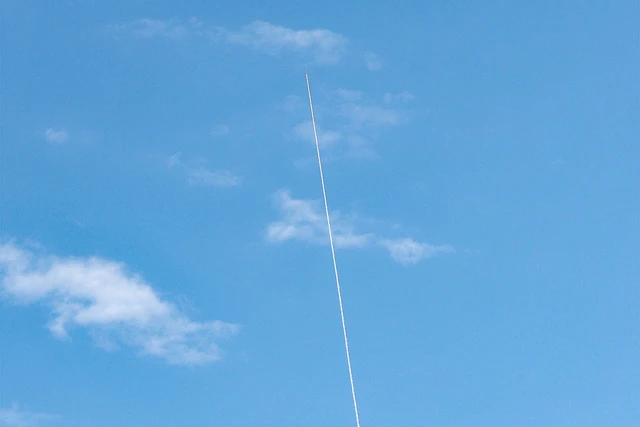 Jejak roket sistem pertahanan Iron Dome Israel terlihat di langit Tel Aviv, Sabtu (28/2), saat militer menyebut serangan terkoordinasi dengan AS menyasar puluhan situs militer Iran. Foto: JACK GUEZ / AFP