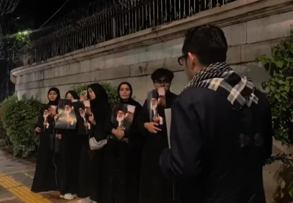 Massa gelar doa bersama untuk Ayatollah Ali Khamenei di depan Kedubes Iran, Jakarta Pusat, Minggu (1/3). Zamachsyari/kumparan