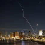 Israel melakukan upaya pencegatan saat rudal diluncurkan dari Iran. Foto: REUTERS/Jamal Awad