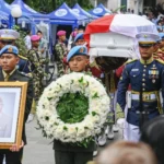 Personel Paspampres membawa jenazah Wakil Presiden ke-6 Try Sutrisno usai upacara penyerahan jenazah ke negara untuk dimakamkan di Taman Makam Pahlawan Kalibata dari Masjid Agung Sunda Kelapa, Jakarta, Senin (2/3/2026).