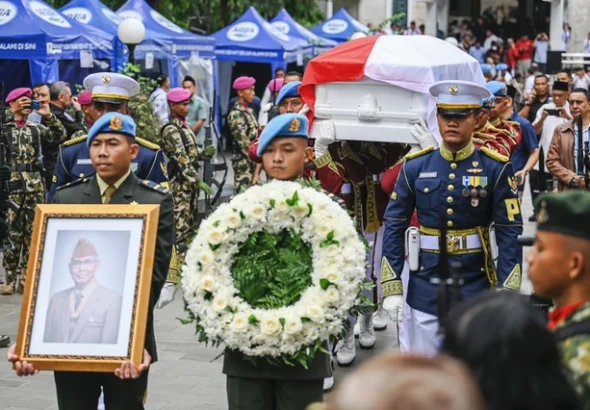 Personel Paspampres membawa jenazah Wakil Presiden ke-6 Try Sutrisno usai upacara penyerahan jenazah ke negara untuk dimakamkan di Taman Makam Pahlawan Kalibata dari Masjid Agung Sunda Kelapa, Jakarta, Senin (2/3/2026).