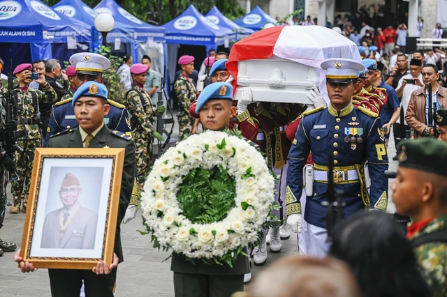 Personel Paspampres membawa jenazah Wakil Presiden ke-6 Try Sutrisno usai upacara penyerahan jenazah ke negara untuk dimakamkan di Taman Makam Pahlawan Kalibata dari Masjid Agung Sunda Kelapa, Jakarta, Senin (2/3/2026).