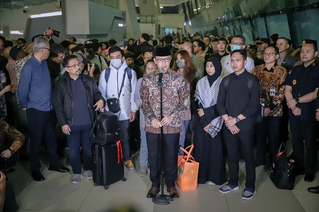 Menlu Sugiono memberikan keterangan pers saat menyambut WNI yang tinggal di Iran tiba di Bandara Soekarno-Hatta, Jakarta, Selasa (10/3/2026). Foto: Jamal Ramadhan/kumparan