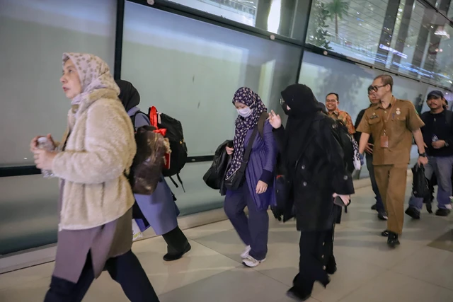 WNI yang tinggal di Iran tiba di Bandara Soekarno-Hatta, Jakarta, Selasa (10/3/2026). Foto: Jamal Ramadhan/kumparan