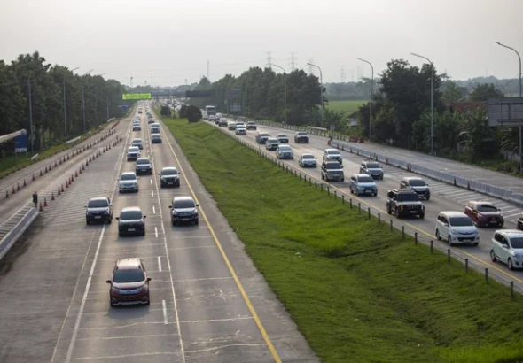 Sejumlah kendaraan melintasi Tol Cipali saat penerapan skema satu arah (one way) di Palimanan, Cirebon, Jawa Barat, Selasa (17/3/2026).