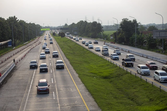 Sejumlah kendaraan melintasi Tol Cipali saat penerapan skema satu arah (one way) di Palimanan, Cirebon, Jawa Barat, Selasa (17/3/2026).