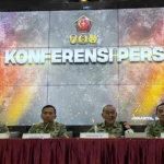 Danpuspom TNI Mayjen Yusri Nuryanto (kedua kanan), Asintel Panglima TNI Mayjen TNI Rio Firdianto, Kapuspen TNI Brigjen Aulia Dwi Nasrullah, dan Kababinkum Laksamana Muda Farid Maru memberikan keterangan pers di Mabes TNI, Jakarta, Rabu (18/3/2026).