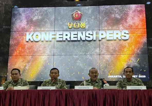 Danpuspom TNI Mayjen Yusri Nuryanto (kedua kanan), Asintel Panglima TNI Mayjen TNI Rio Firdianto, Kapuspen TNI Brigjen Aulia Dwi Nasrullah, dan Kababinkum Laksamana Muda Farid Maru memberikan keterangan pers di Mabes TNI, Jakarta, Rabu (18/3/2026).