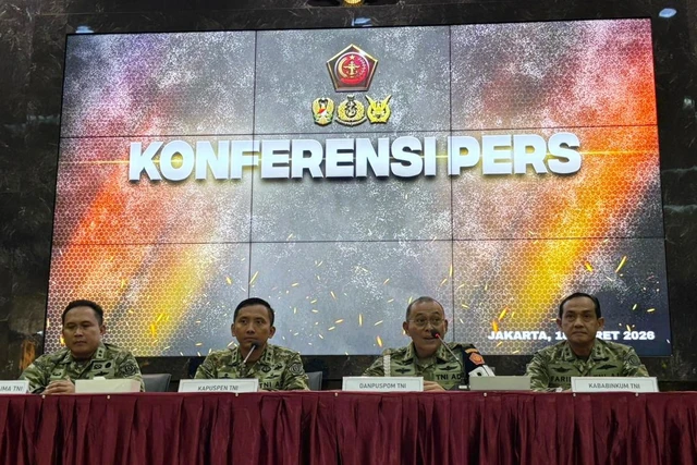 Danpuspom TNI Mayjen Yusri Nuryanto (kedua kanan), Asintel Panglima TNI Mayjen TNI Rio Firdianto, Kapuspen TNI Brigjen Aulia Dwi Nasrullah, dan Kababinkum Laksamana Muda Farid Maru memberikan keterangan pers di Mabes TNI, Jakarta, Rabu (18/3/2026).