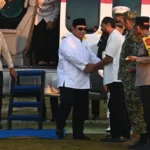 Presiden Prabowo Subianto (tengah) turun dari helikopter setibanya di Batalyon Infanteri Raider Khusus 111/Karma Bhakti, Aceh Tamiang, Aceh, Sabtu (21/3/2026). Foto: Galih Pradipta/ANTARA FOTO