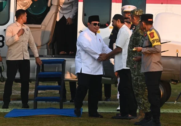 Presiden Prabowo Subianto (tengah) turun dari helikopter setibanya di Batalyon Infanteri Raider Khusus 111/Karma Bhakti, Aceh Tamiang, Aceh, Sabtu (21/3/2026). Foto: Galih Pradipta/ANTARA FOTO