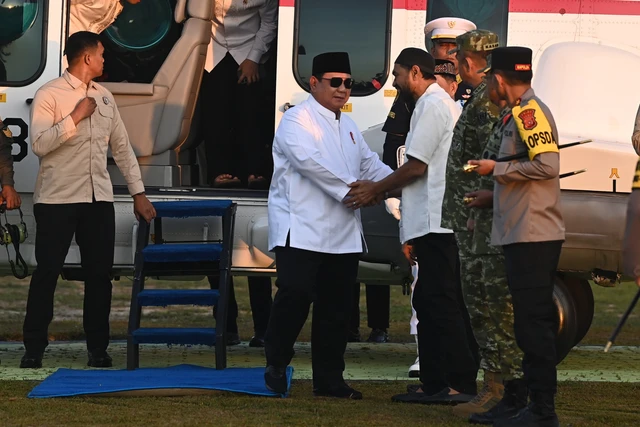 Presiden Prabowo Subianto (tengah) turun dari helikopter setibanya di Batalyon Infanteri Raider Khusus 111/Karma Bhakti, Aceh Tamiang, Aceh, Sabtu (21/3/2026). Foto: Galih Pradipta/ANTARA FOTO