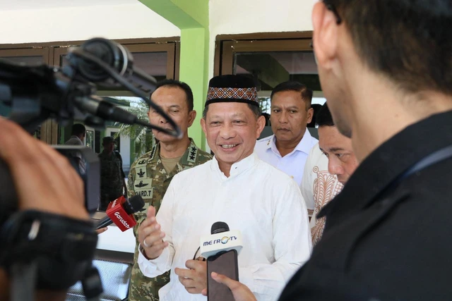 Kasatgas PRR Tito Karnavian di Batalyon Infanteri Raider Khusus 111/Karma Bhakti usai mendampingi Presiden Prabowo di Kabupaten Aceh Tamiang, Sabtu (21/3/2026) Foto: Kemendagri RI