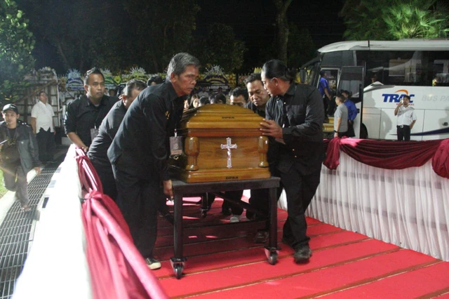 Jenazah Chairman PT Djarum Michael Bambang Hartono tiba di GOR Djarum Jati Kabupaten Kudus, Jawa Tengah pada Minggu (22/3) malam. Foto: Vega Maarijil Ula/kumparan