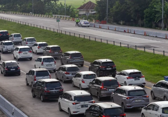 Polisi melakukan sterilisasi sebelum dilakukan skema One way pada arus balik di tol Cipali Palimanan, Cirebon, Jawa Barat, Senin (23/3/2026). Foto: Dedi Suwidiantoro/ANTARA FOTO