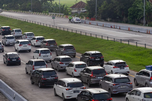 Polisi melakukan sterilisasi sebelum dilakukan skema One way pada arus balik di tol Cipali Palimanan, Cirebon, Jawa Barat, Senin (23/3/2026). Foto: Dedi Suwidiantoro/ANTARA FOTO