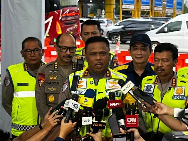 Kakorlantas Polri Irjen Pol Agus Suryonugroho saat memantau situasi dari command center KM 29. 
