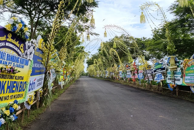 Deretan karangan bunga di kompleks makam keluarga Djarum di Desa Punjulharjo, Kabupaten Rembang, Jawa Tengah, Rabu (25/3/2026). Foto: Vega Maarijil Ula/kumparan