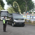 Rombongan iring-iringan jenazah Chairman PT Djarum Michael Bambang Hartono tiba di kompleks pemakaman keluarga Djarum, Kabupaten Rembang, Jawa Tengah pada Rabu (25/3/2026). Foto: Vega Maarijil Ula/kumparan