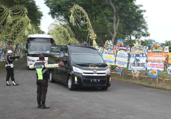 Rombongan iring-iringan jenazah Chairman PT Djarum Michael Bambang Hartono tiba di kompleks pemakaman keluarga Djarum, Kabupaten Rembang, Jawa Tengah pada Rabu (25/3/2026). Foto: Vega Maarijil Ula/kumparan