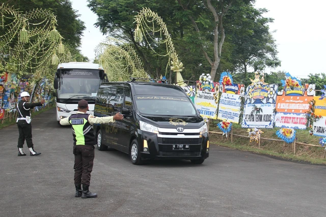 Rombongan iring-iringan jenazah Chairman PT Djarum Michael Bambang Hartono tiba di kompleks pemakaman keluarga Djarum, Kabupaten Rembang, Jawa Tengah pada Rabu (25/3/2026). Foto: Vega Maarijil Ula/kumparan