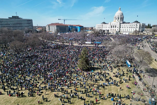 Demonstran menggelar aksi protes "No Kings"menentang kebijakan pemerintahan Presiden AS Donald Trump, di St. Paul, Minnesota, AS, Sabtu (28/3/2026). Foto: Erica Dischino/REUTER