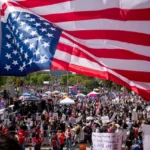 Demonstran menggelar aksi protes "No Kings"menentang kebijakan pemerintahan Presiden AS Donald Trump, di Los Angeles, California, AS, Sabtu (28/3/2026). Foto: Ringo Chiu/REUTERS