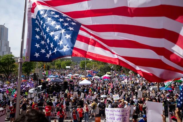 Demonstran menggelar aksi protes "No Kings"menentang kebijakan pemerintahan Presiden AS Donald Trump, di Los Angeles, California, AS, Sabtu (28/3/2026). Foto: Ringo Chiu/REUTERS