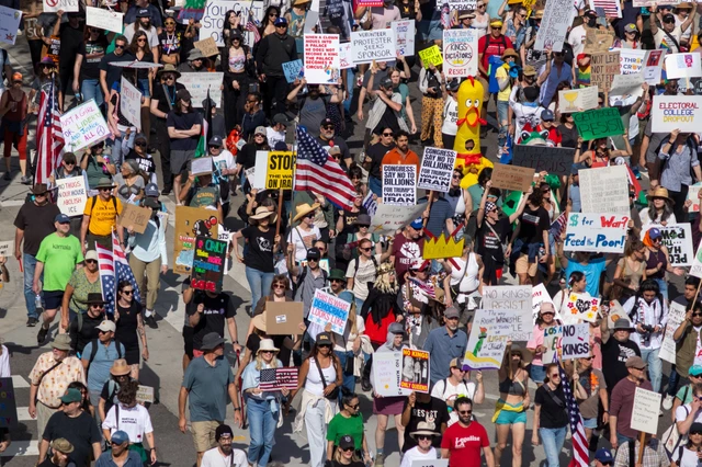 Demonstran menggelar aksi protes "No Kings"menentang kebijakan pemerintahan Presiden AS Donald Trump, di Los Angeles, California, AS, Sabtu (28/3/2026). Foto: Ringo Chiu/REUTERS