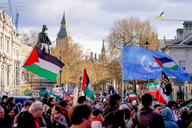 Para pengunjuk rasa mengibarkan bendera Palestina dan bendera Perserikatan Bangsa-Bangsa, di sebelah kanan, selama demonstrasi "Bersama Melawan Sayap Kanan Ekstrem", di London, Sabtu, 28 Maret 2026. Foto: AP Photo/Alberto Pezzali