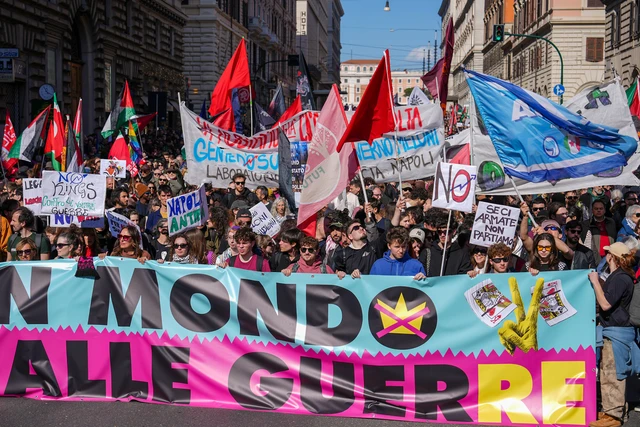 Orang-orang berpartisipasi dalam demonstrasi anti-perang nasional yang diselenggarakan oleh "Gerakan Italia Tanpa Raja" di Roma, Sabtu, 28 Maret 2026. Foto: AP Photo/Andrew Medichini