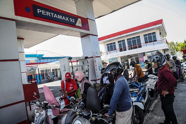 Petugas mengisi BBM jenis Pertamax ke tangki sepeda motor konsumen di salah satu SPBU Pertamina di Ternate, Maluku Utara, Senin (30/3/2026). Foto: Andri Saputra/ANTARA FOTO