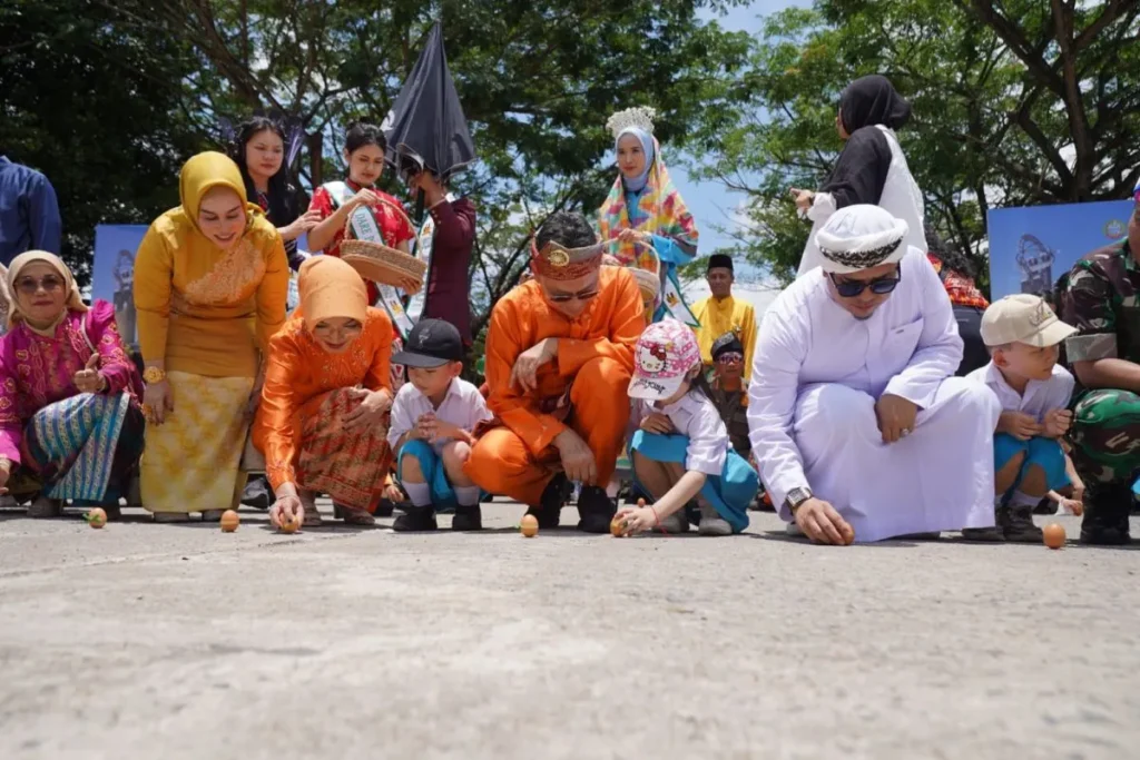 Wali Kota Pontianak Edi Rusdi Kamtono beserta tamu undangan rayakan Kulminasi matahari di Tugu Khatulistiwa. FOTO: portalbmi.id