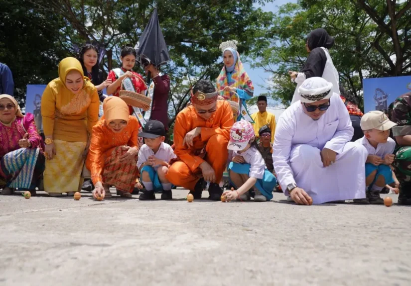 Wali Kota Pontianak Edi Rusdi Kamtono beserta tamu undangan rayakan Kulminasi matahari di Tugu Khatulistiwa. FOTO: portalbmi.id
