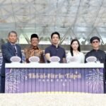 Wali Kota Taipei Chiang Wang-an (ketiga dari kiri), Kepala KDEI Taipei Arif Sulistiyo (kedua dari kiri), dan yang lainnya dalam pembukaan acara Idulfitri di Daan Forest Park, Minggu. (Sumber Foto : CNA, 22 Maret 2026)
